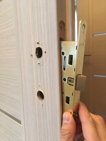 Врезка замка в межкомнатную дверь ЗамокПроф Врезка замка в межкомнатную дверь ЗамокПроф